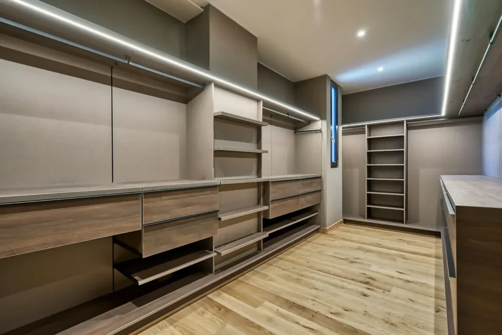Closet Espacioso y Elegante para Organizar tus Prendas