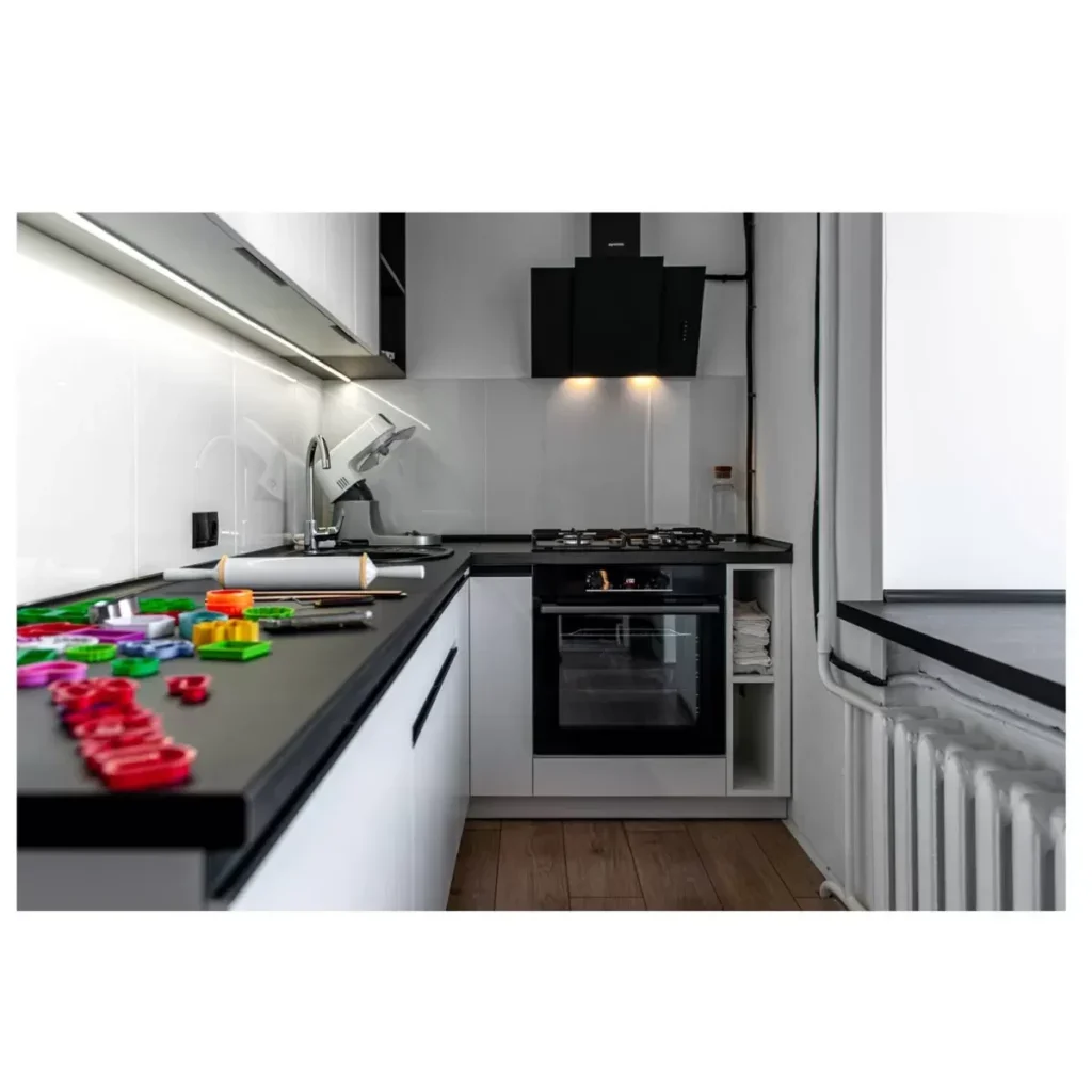 Cocina Integral en L Blanca con Mesón de Granito Negro