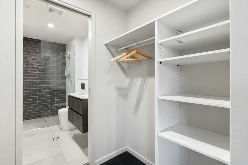 Closet Minimalista con Estanterías Ajustables