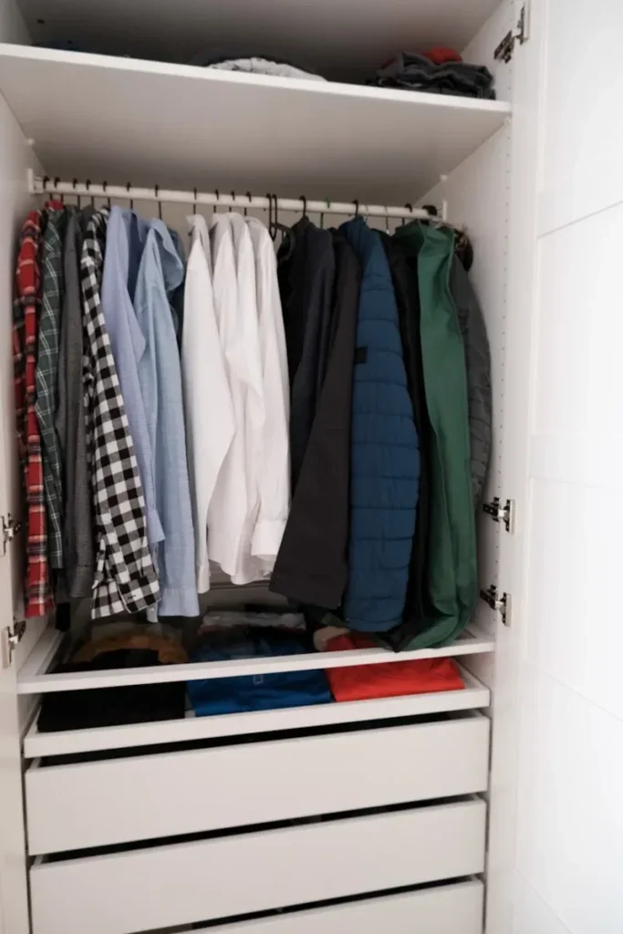Moderno armario ideal para espacios pequeños